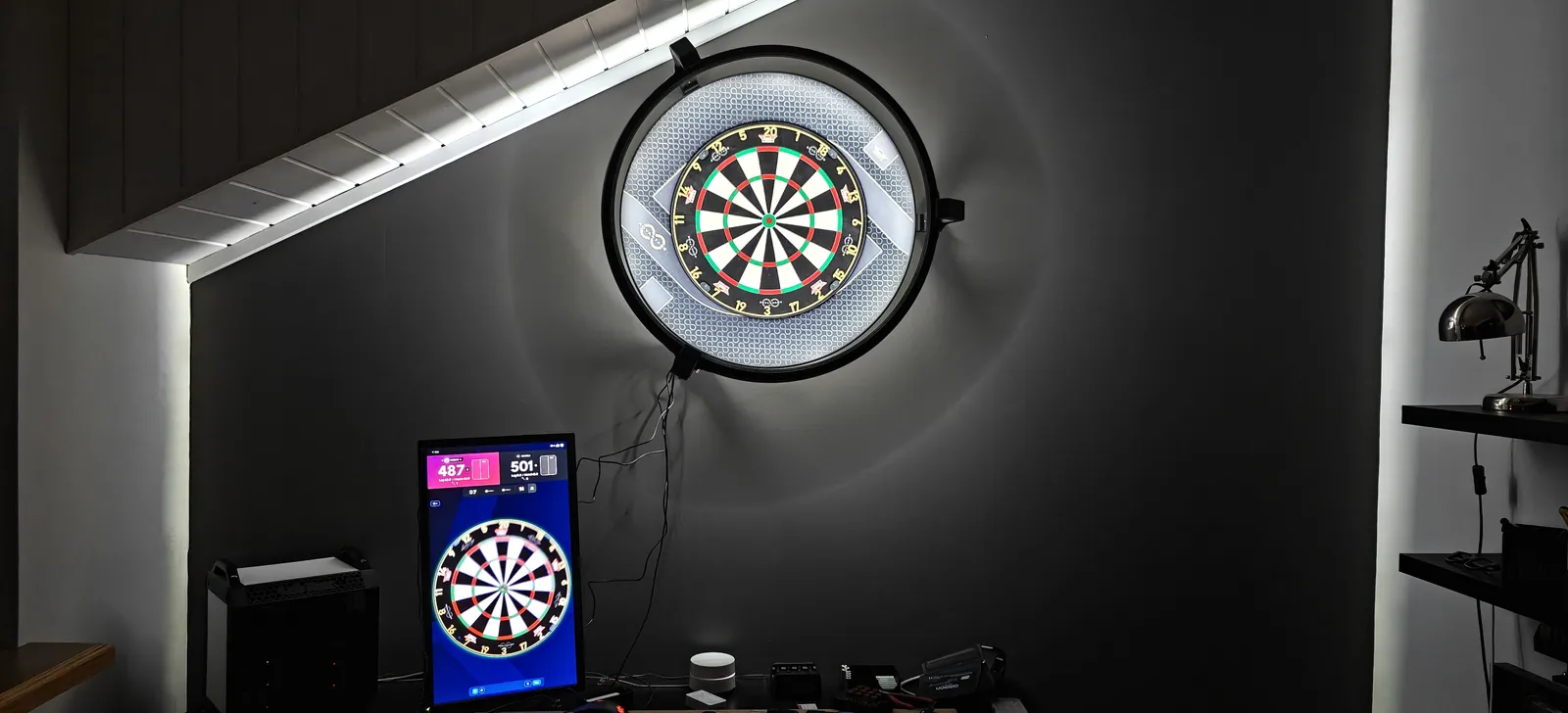 Upplýst dartspjald í fullbúnu Autodarts setti