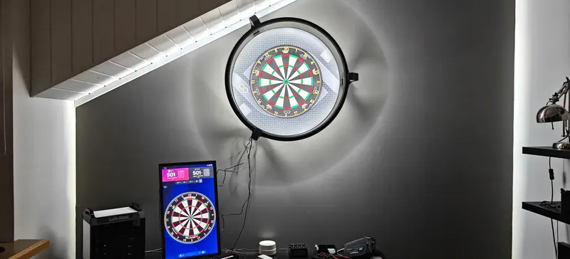 Upplýst spjald og Autodarts skjár